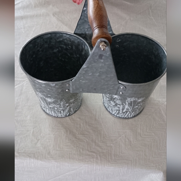 Flower etched gardening pail - Picture 2 of 2